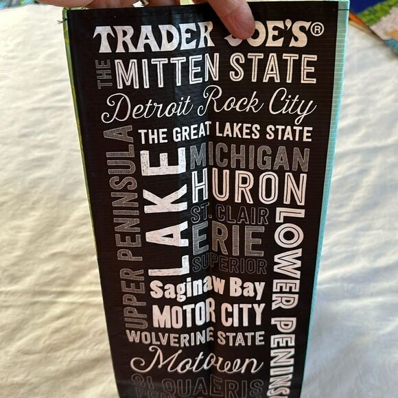 Trader Joe’s Plastic Reusable Shopping Tote Bag 6 Gallon Michigan Collectible - Picture 5 of 14